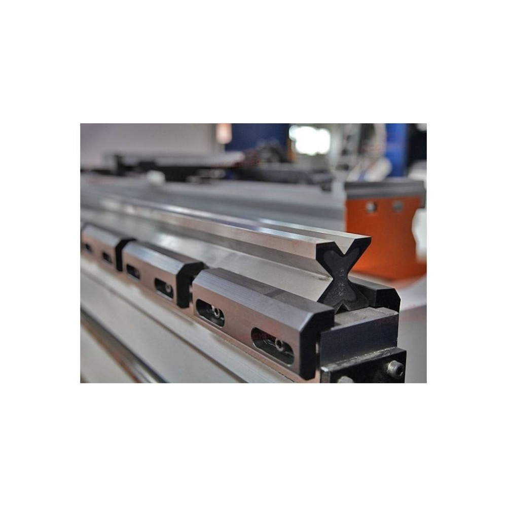 Гідравлічний листозгинальний прес з ЧПК VARTEK 2600x135 Advance Form Гідравлічний листозгинальний прес з ЧПК VARTEK 2600x135 Advance Form