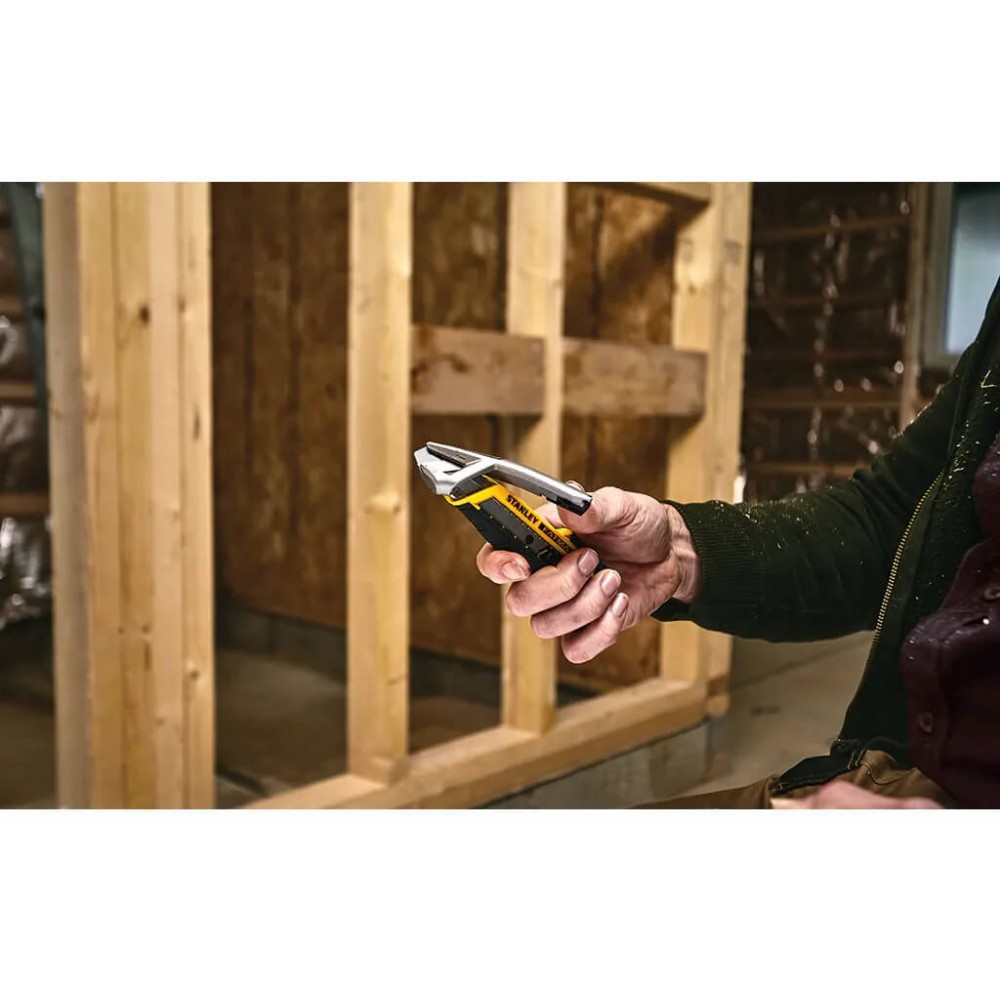 Ніж FatMax Integrated Snap Knife довжиною 165 мм з лезом шириною 18 мм з сегментами, що відламуються STANLEY FMHT10594-0 Ніж FatMax Integrated Snap Knife довжиною 165 мм з лезом шириною 18 мм з сегментами, що відламуються STANLEY FMHT10594-0