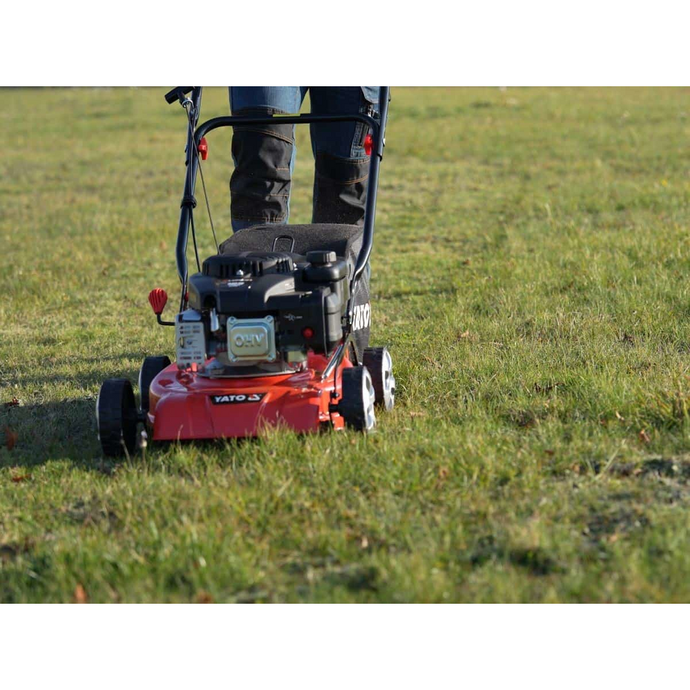 Газонокосарка бензинова YATO 2,1кВт, ширина різання: Ø= 41см, травозбірник- 40л Газонокосарка бензинова YATO 2,1кВт, ширина різання: Ø= 41см, травозбірник- 40л
