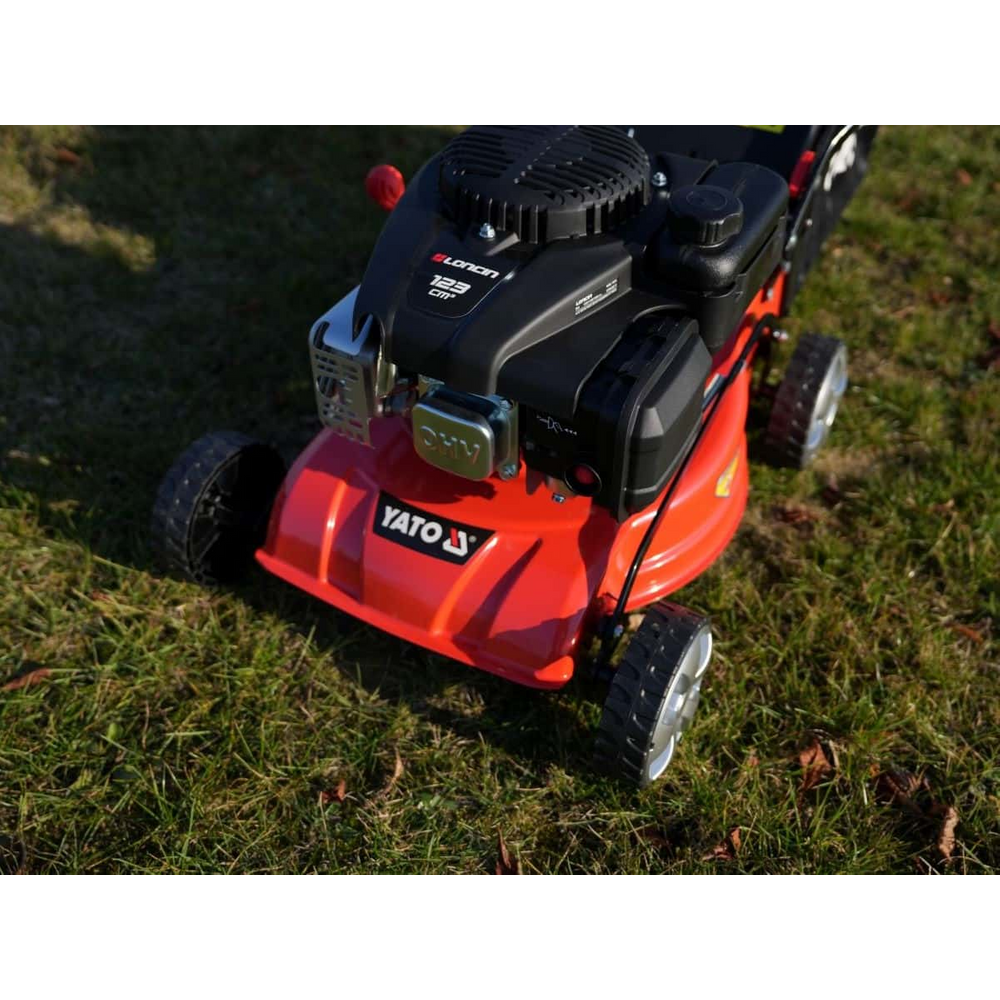 Газонокосарка бензинова YATO 2,1кВт, ширина різання: Ø= 41см, травозбірник- 40л Газонокосарка бензинова YATO 2,1кВт, ширина різання: Ø= 41см, травозбірник- 40л
